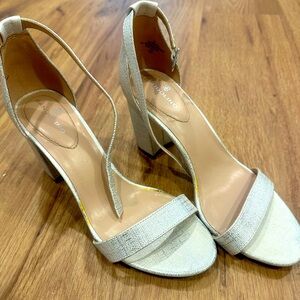 Bandolino metallic silver strappy heeled sandal sz 7 med